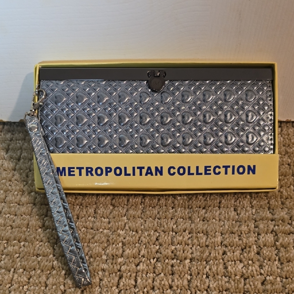 Metropolitan Collection Silver Clutch Wristlet
